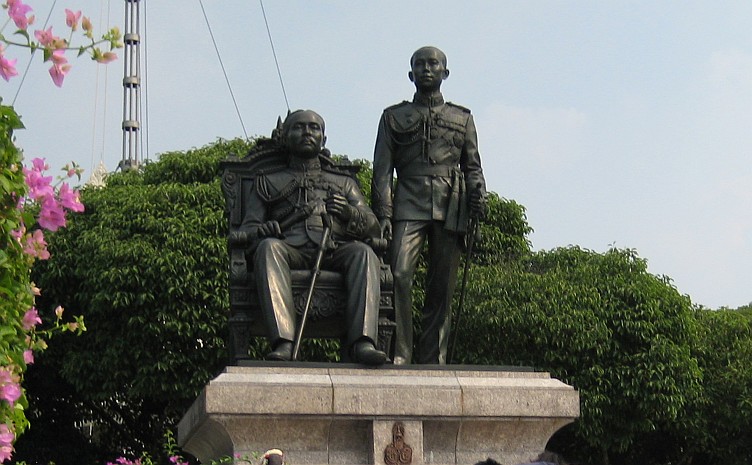 Statue of King Chulalongkorn and King Rama VI at Chulalongkorn University (Photo by Paul Trafford)