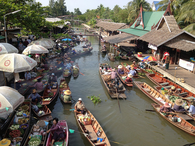tha kha floating market