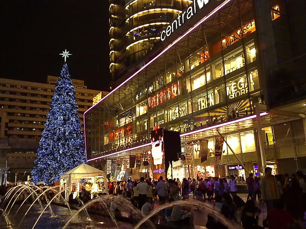 New Year's Eve countdown at Central World, Bangkok - photo by Honou