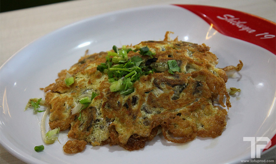 Hoy tod mussel omelette in Bangkok, Thailand - photo by tofuprod