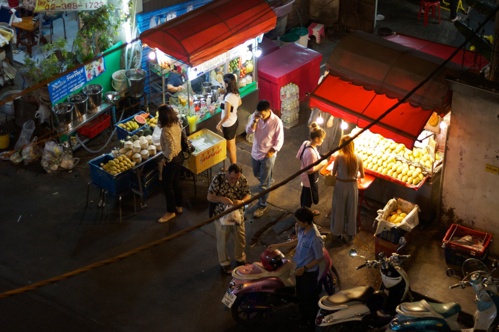 Food stalls on Sukhumvit Soi 38, Bangkok - photo Johan Fantenberg