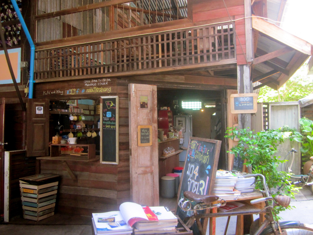 Na Lat Krabang coffee shop at Hua Takhe market, Bangkok, Thailand - photo by Chris Wotton