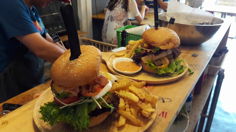 Chic Burger at JJ Green night market in Bangkok, Thailand - photo by Chic Burger