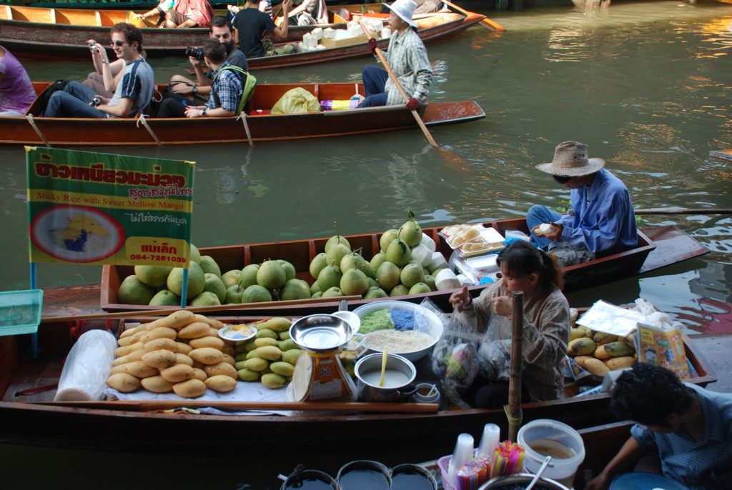 Damnoen Saduak floating market in Ratchaburi, near Bangkok, Thailand - photo xiquinhosilva