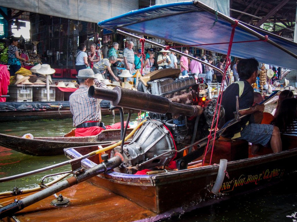 Damnoen Saduak floating market in Ratchaburi, near Bangkok, Thailand - photo by Maxim B.