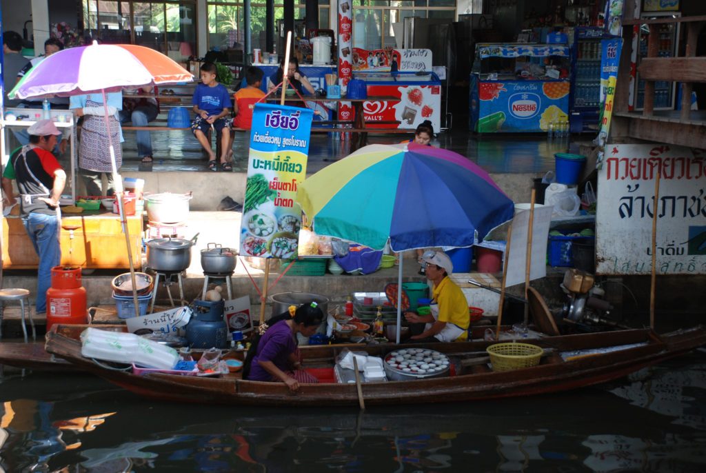 Damnoen Saduak floating market in Ratchaburi, near Bangkok, Thailand - photo by xiquinhosilva