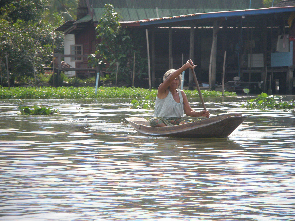 Don Wai floating market in Nakhon Pathom near Bangkok, Thailand - photo by wise_kwai