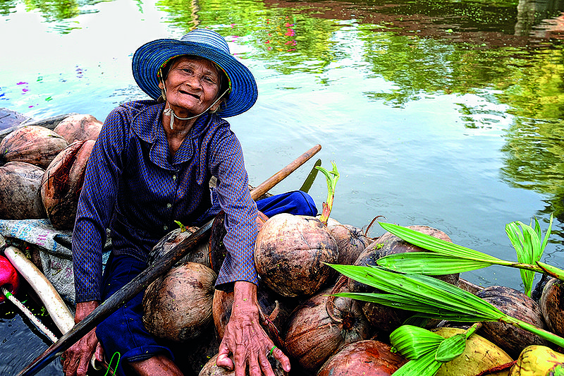 Tha Kha floating market in Samut Songkhram (Mae Klong) near Bangkok, Thailand - photo by Niwat Tantayanusorn via Wikimedia Commons