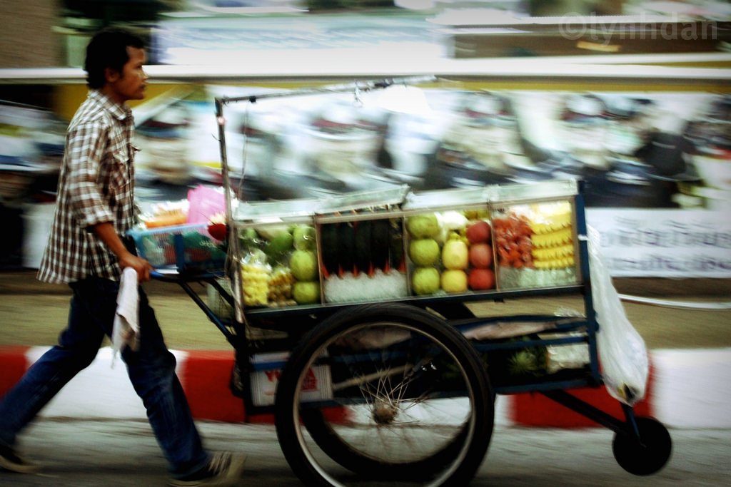 Fruit vendor in Thailand - photo by lynhdan