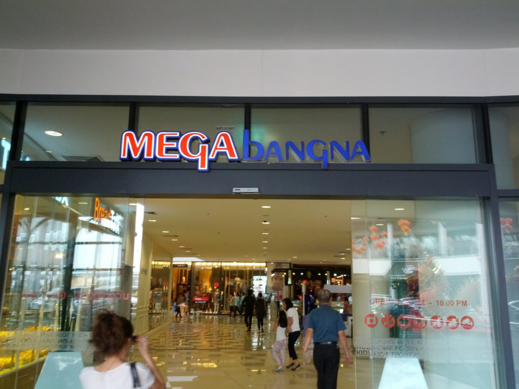 Mega Bangna shopping centre near Bangkok, Thailand - photo by Takahiro Yamagiwa