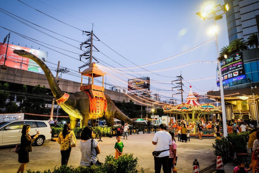 Suan Lum Ratchada night market in Bangkok, Thailand - photo by Suan Lum Night Bazaar Ratchadaphisek