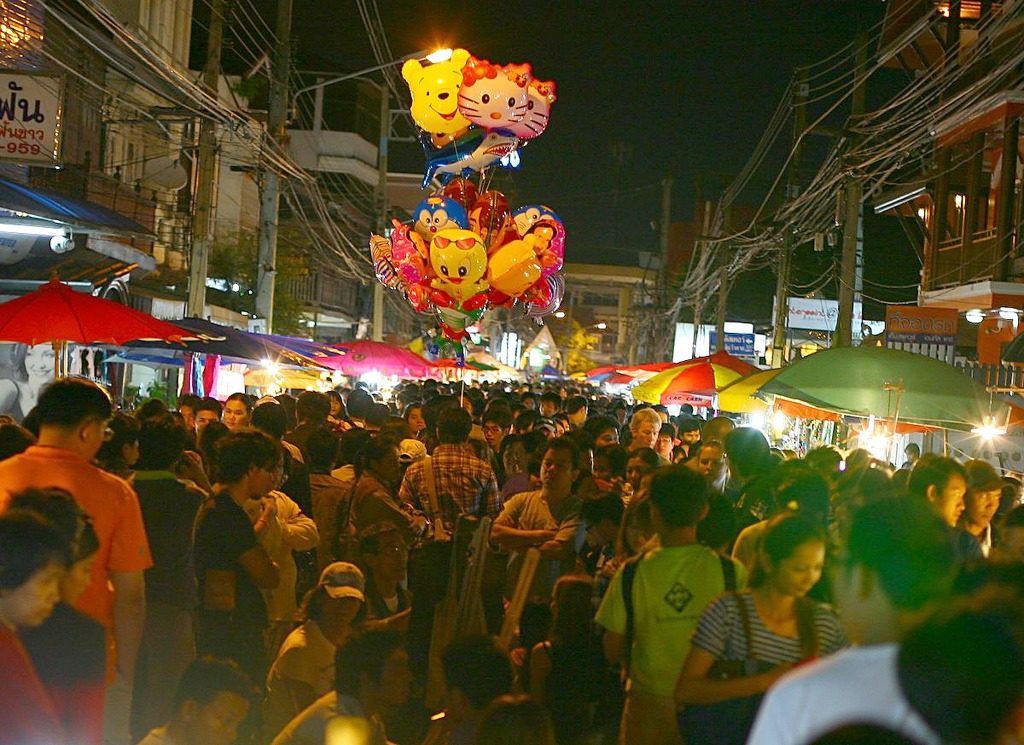 Wua Lai Saturday night walking street market in Chiang Mai, Thailand - photo by Heiko S