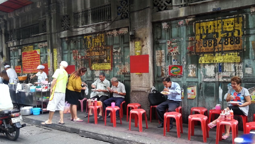 Khao Gaeng Jake Puey rice and curry street food stall in Bangkok, Thailand - photo by Chris Wotton