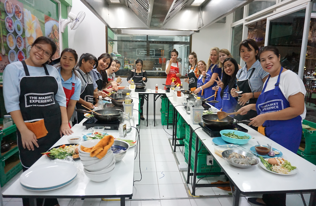 Group cooking challenge at The Market Experience by Expique in Pak Khlong Talat flower market in Bangkok, Thailand - photo by The Market Experience