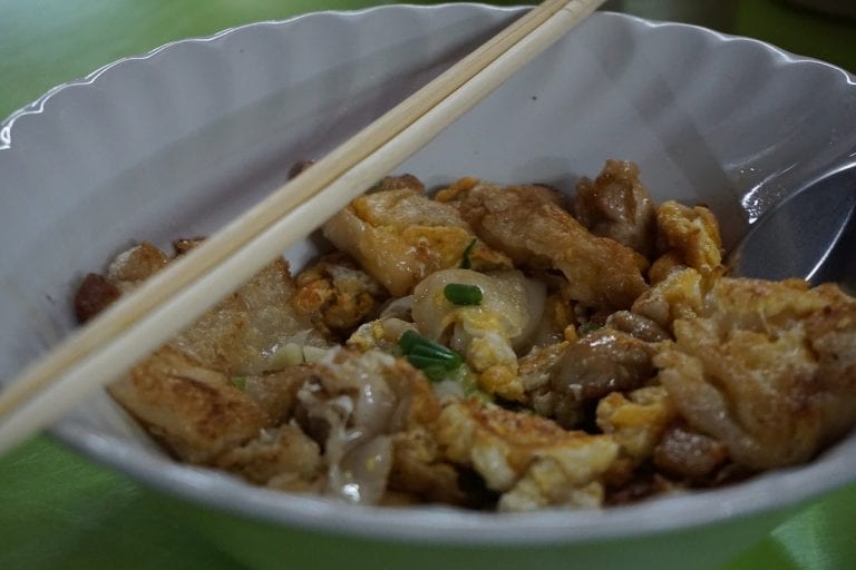 Guay Tiaw Kua Gai - fried chicken noodles