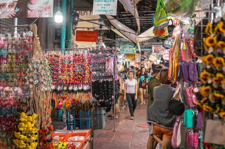 Walking through Samphaeng market in Chinatown