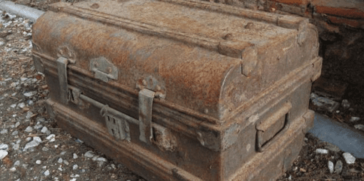 The huge iron chest image from https://www.tnnthailand.com/content/26542