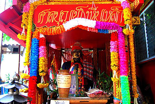 Image of Boonpeng’s spirit shrine at Wat Pasi from https://mgronline.com/onlinesection/detail/9620000030450