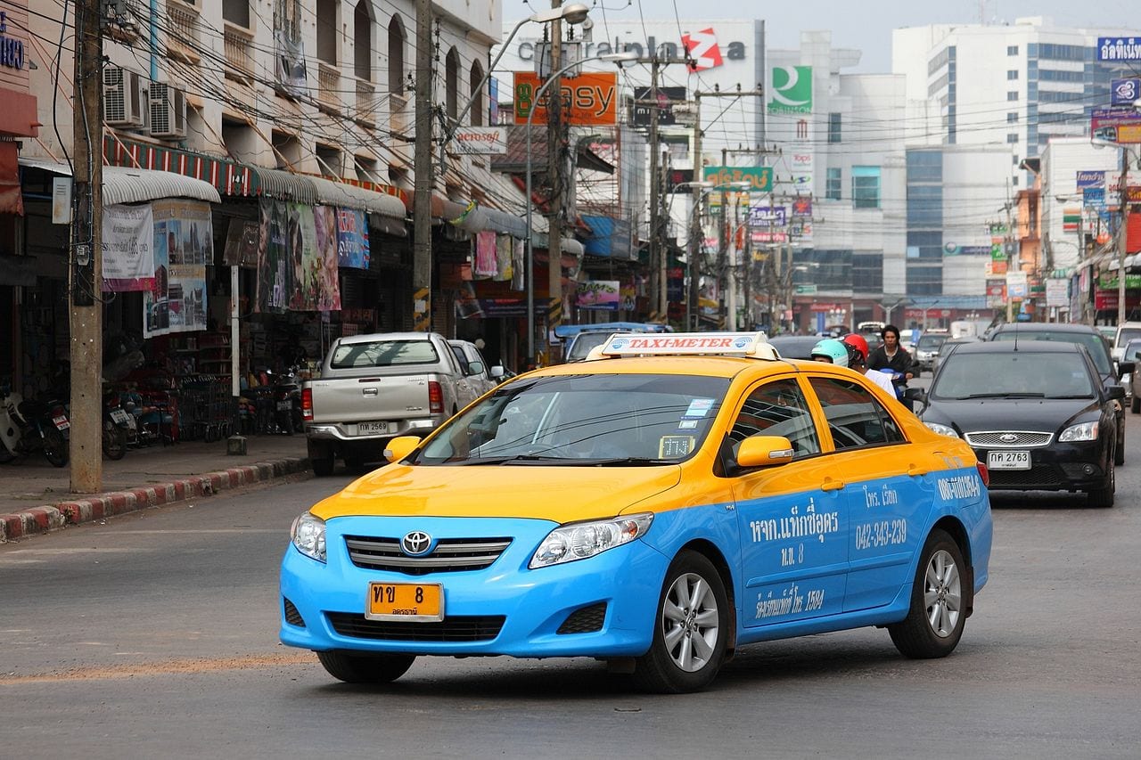 Taxi on the road photo by Ilya Plekhanov