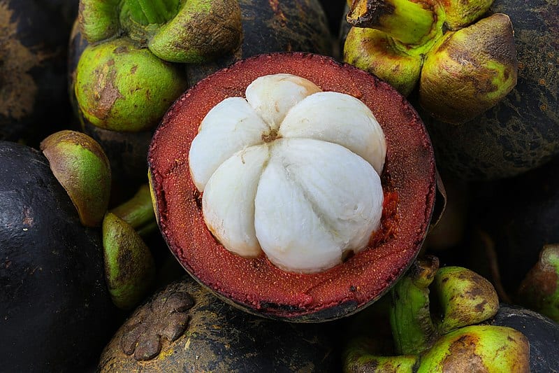 Image of a peeled magosteen with its white flesh