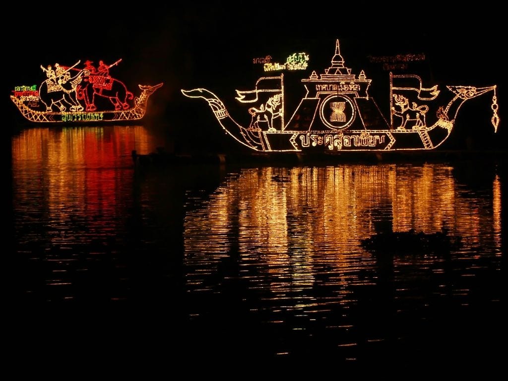Nakhon Phanom Illuminated Boat Procession (Lai Ruea Fai') Festival