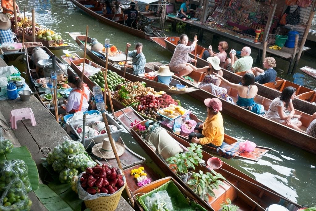 Damnoen Saduak floating market at Ratchaburi
