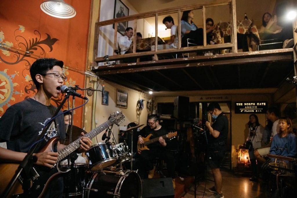 Enjoy live music is one of the things to do in Chiang Mai at night.