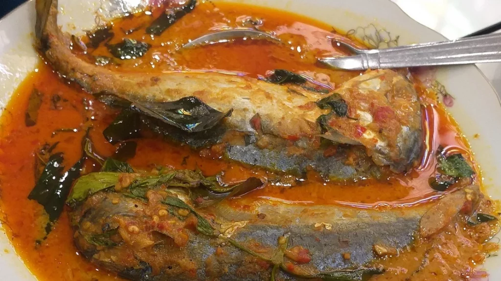 Gaeng chuchi with mackeral